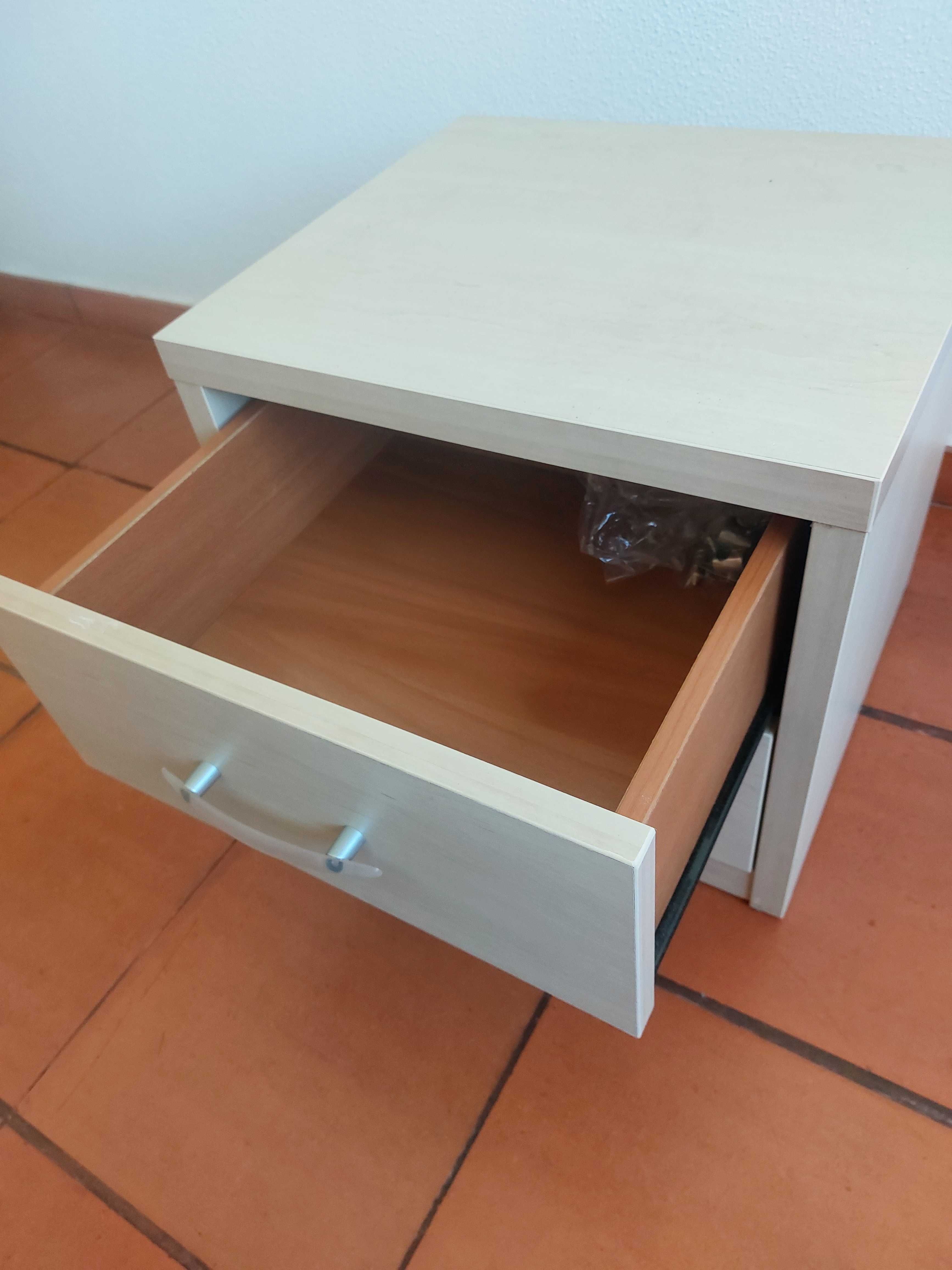 Quarto Completo com 2 Camas, Roupeiro, Colchões – Excelente Estado