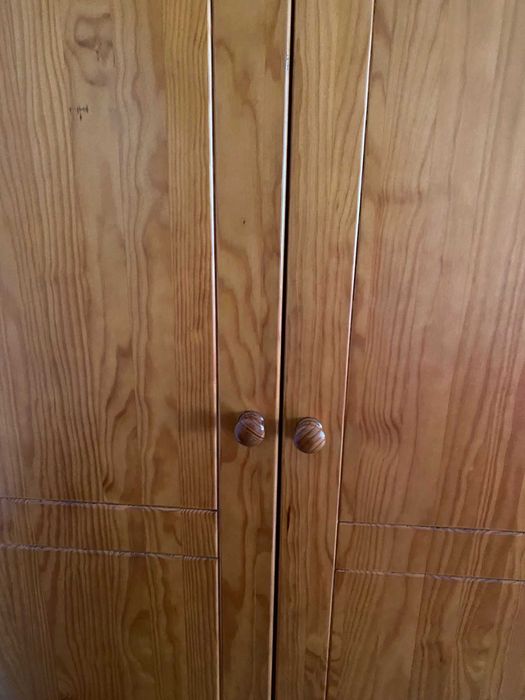 Conjunto de cama de solteiro, estante e guarda-roupa