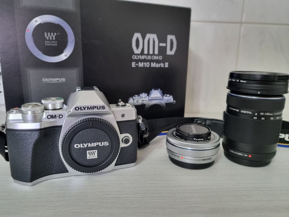 Câmara Olympus E-M10 Mark III + duas lentes + saco + baterias