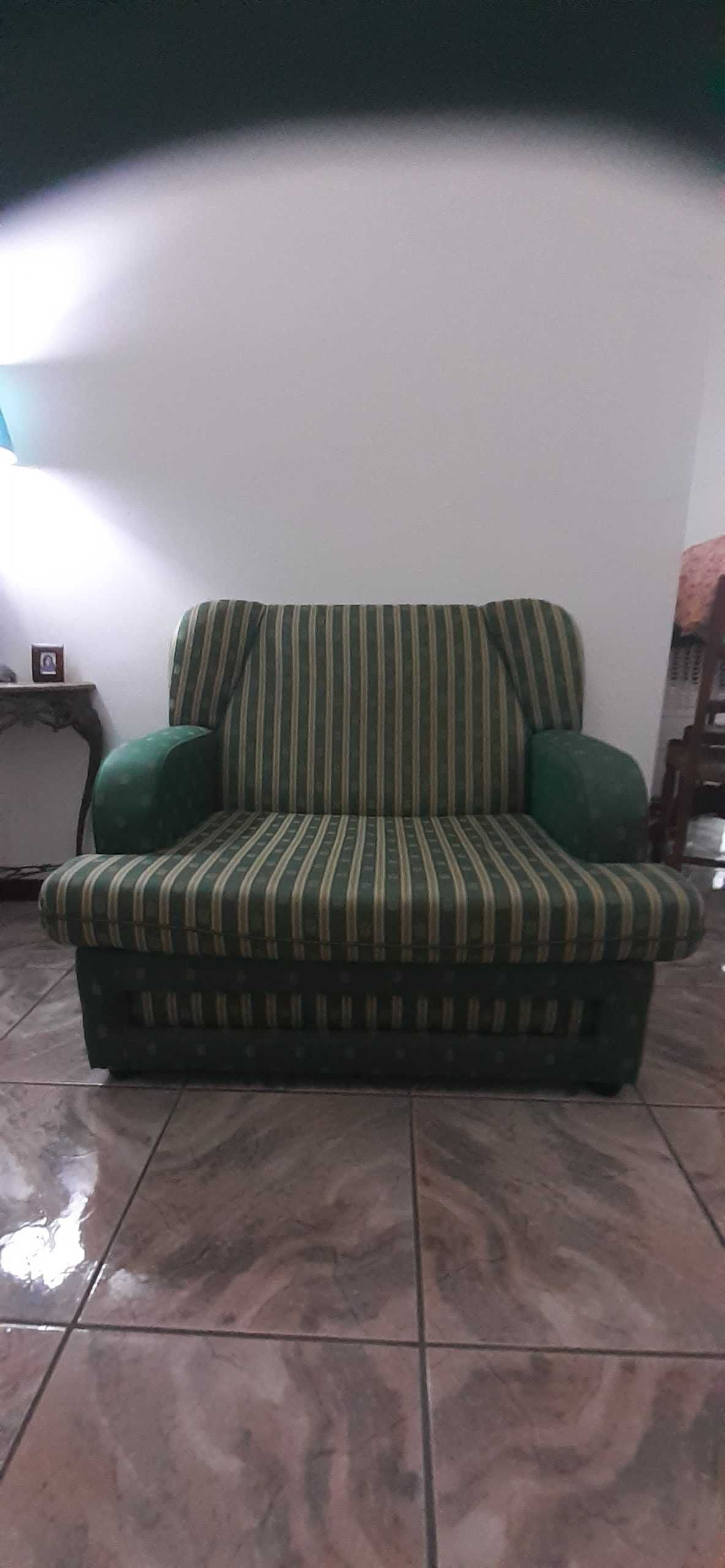 Sofa verde dourado muito confortavel 1 grande lugar