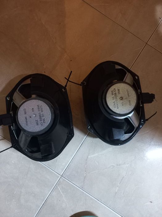 Quatro colunas de automóvel