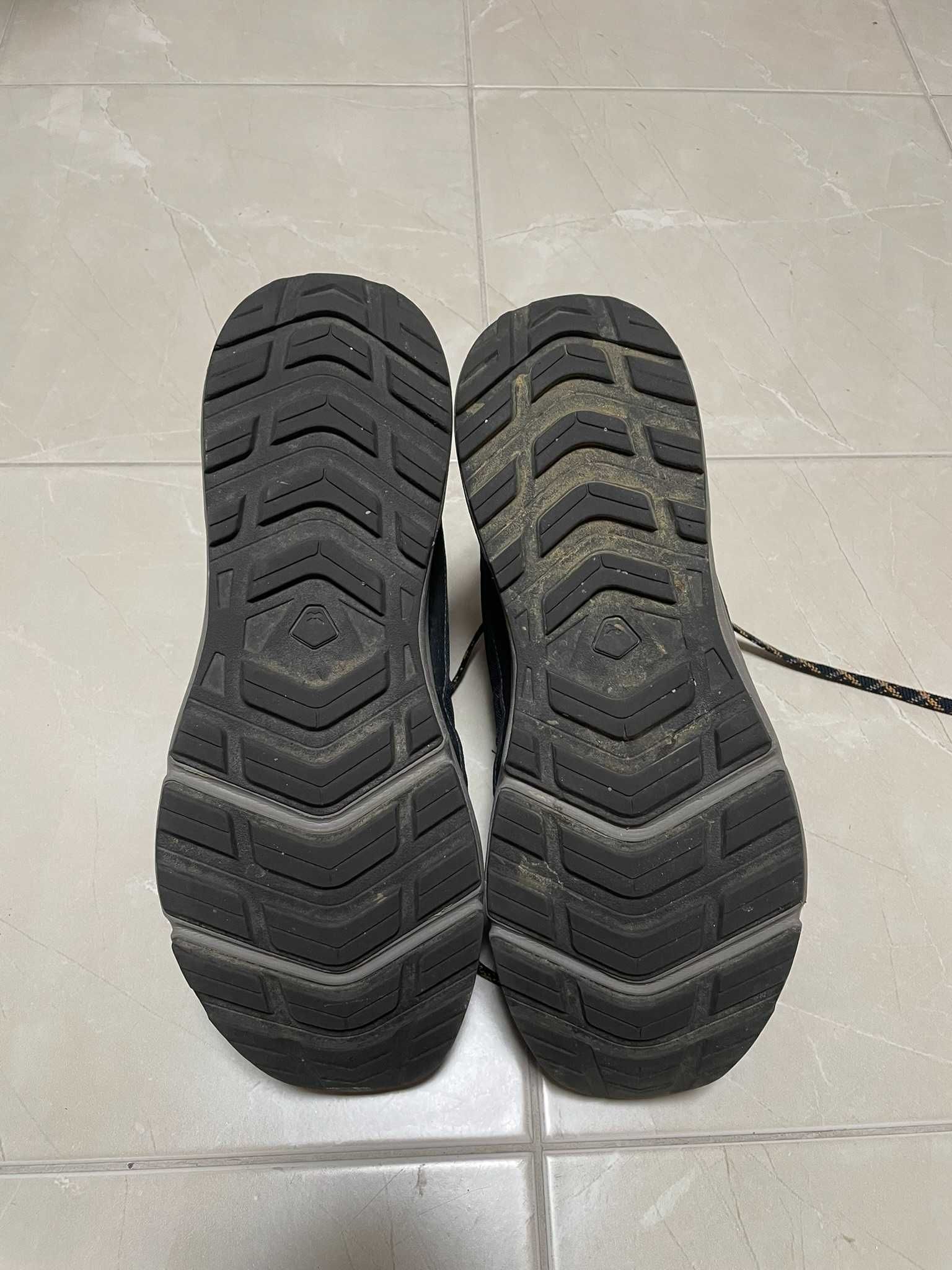 Botas Quechua, impermeáveis, quentes, com pouco uso. 
Tamanho 42.