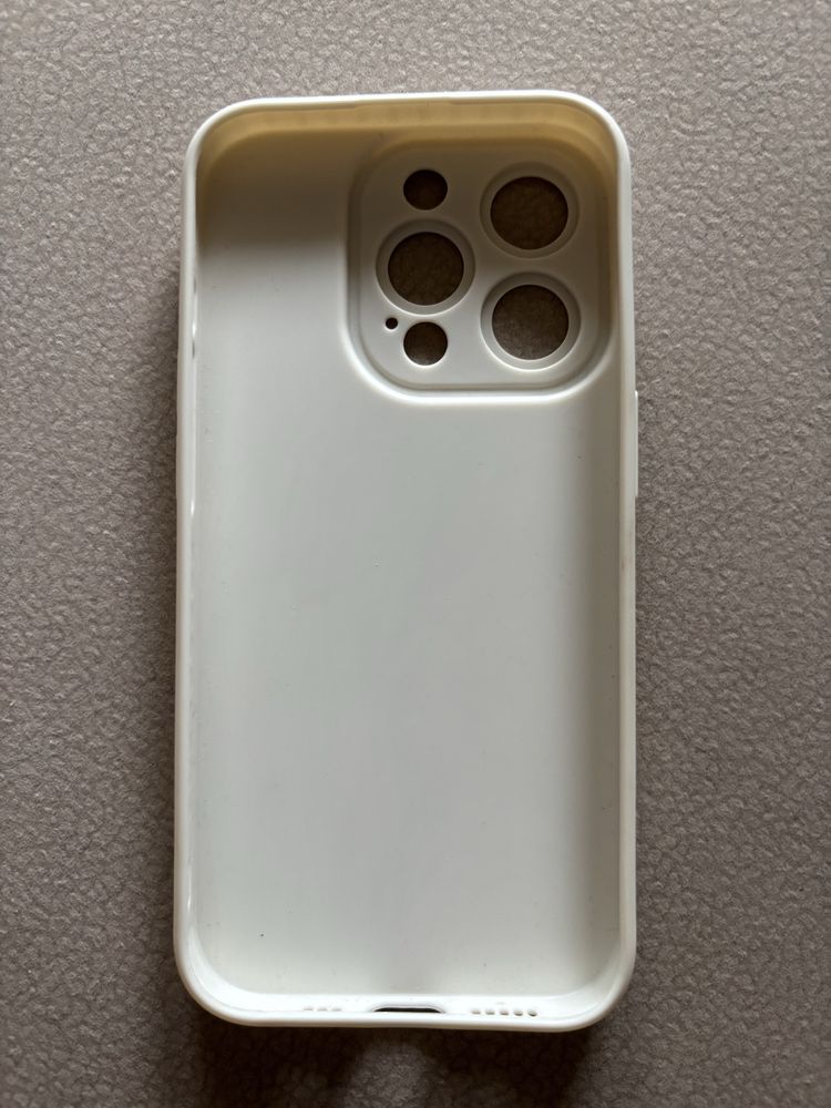 Beżowe etui do iPhone 15 pro