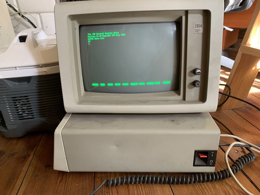 IBM Pc/XT z monitorem i klawiaturą oraz drukarką igłową
