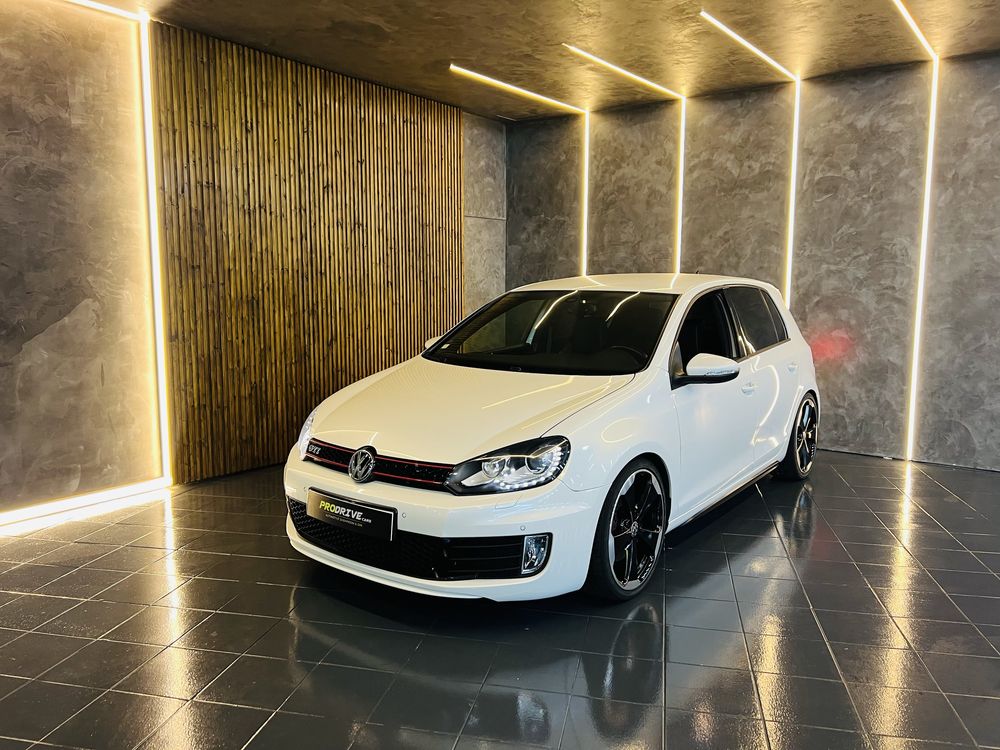 Volkswagen Golf VI GTi DSG 210cv - Branco pérola / Rotor 19”