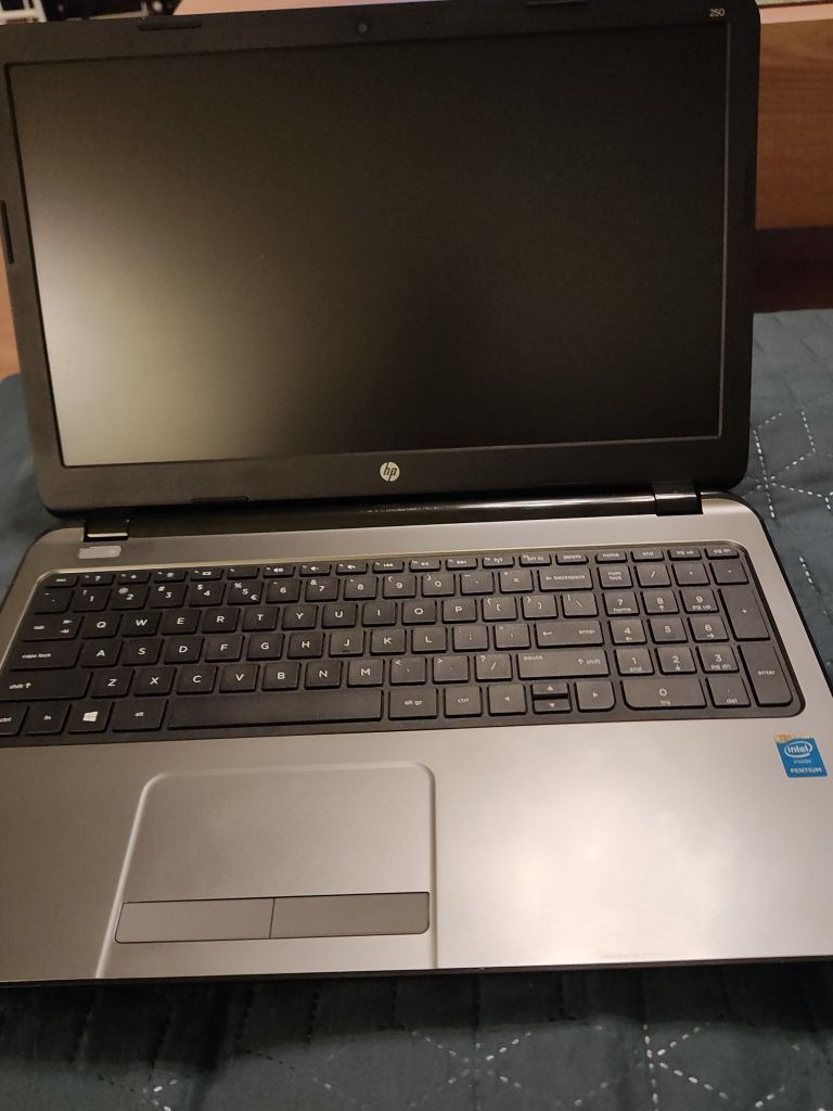 Laptop HP 15,6
System: Windows 8,1 64 bit
Procesor: Intel Pentium N354
