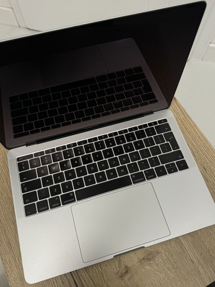 Macbook Pro 13 8/256GB 2016