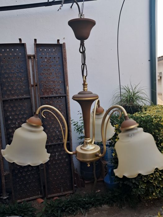 Candeeiro de teto de 3 lampadas.