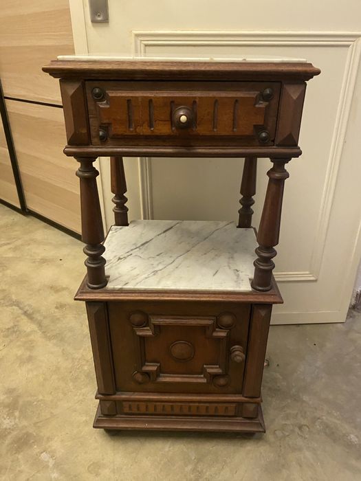 Mesa de cabeceira antiga