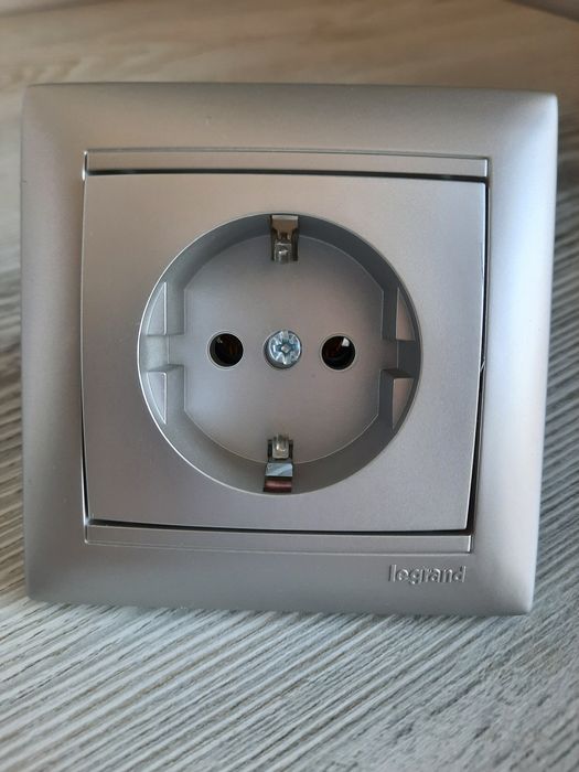 Рамки розетки, вимикачі. Legrand valena.