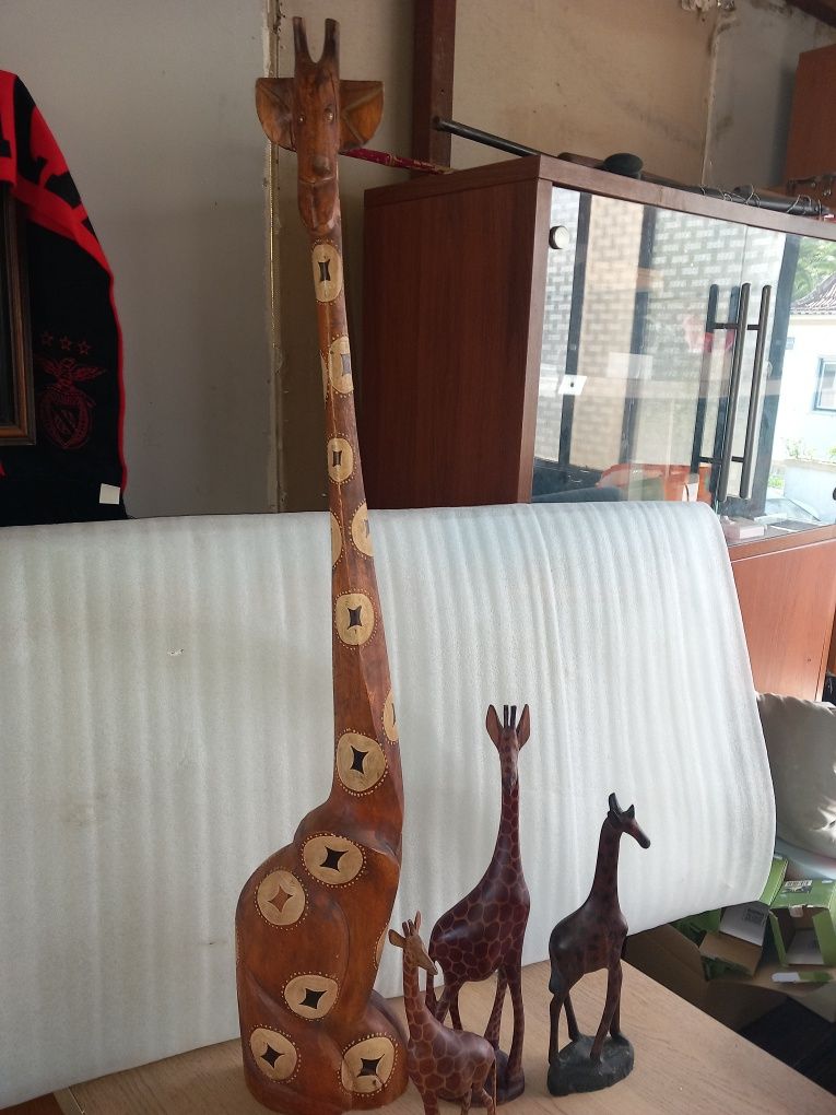 4 Girafas em madeira