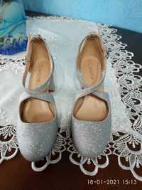 Туфли, босоножки цвет серебро.
