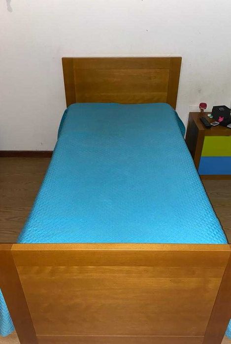 Conjunto de quarto em madeira maciça