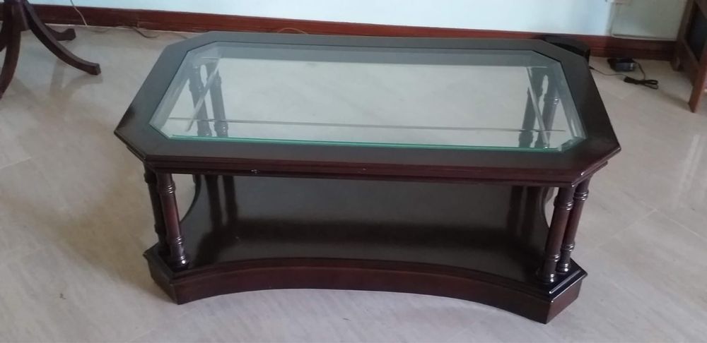 Mesa de centro em madeira nobre com vidro