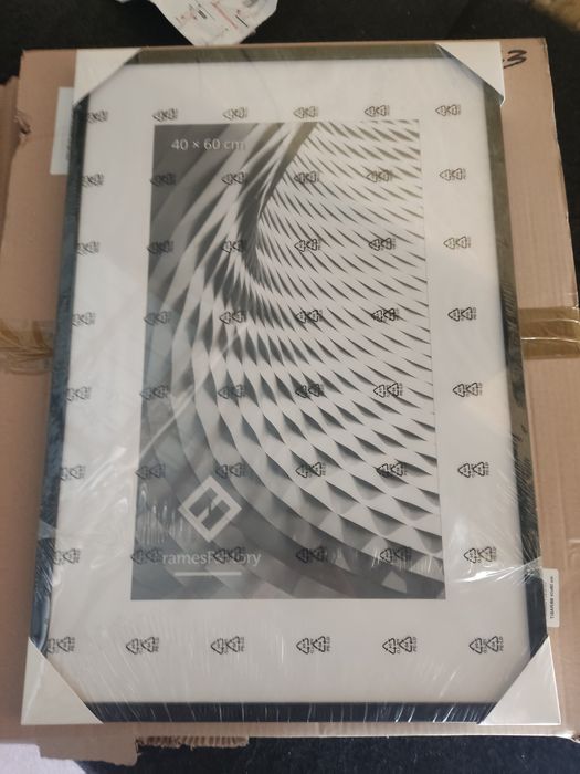 Drewniana rama do zdjęć Tisar 40x60cm czarna
Zewnętrzna część