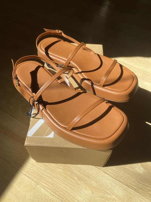 Шкіряні босоніжки Zara