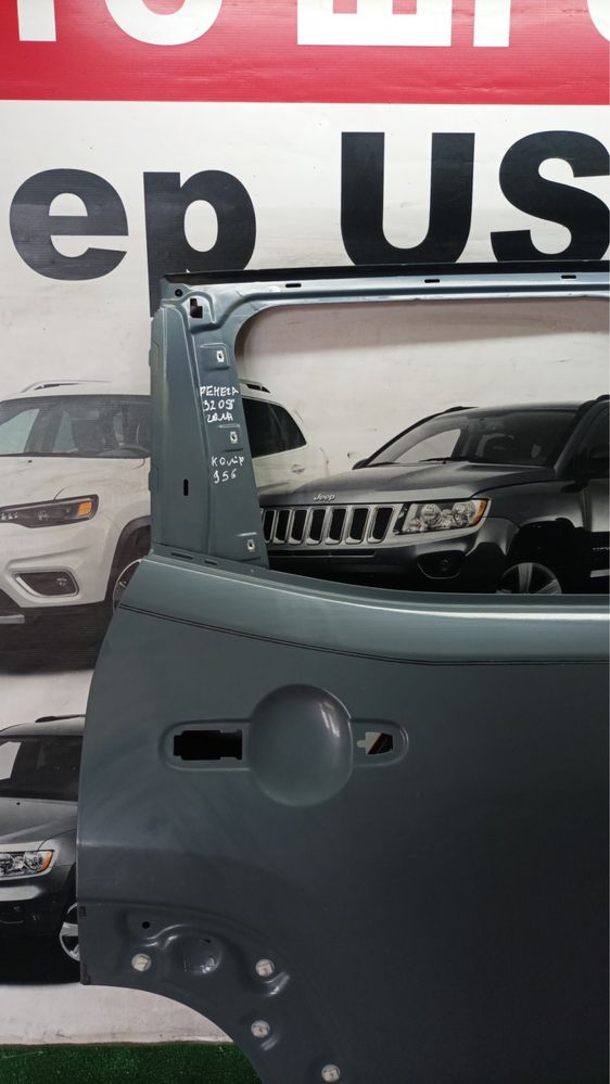 Двері Jeep Renegade задні праві кузовні деталі шрот запчасти