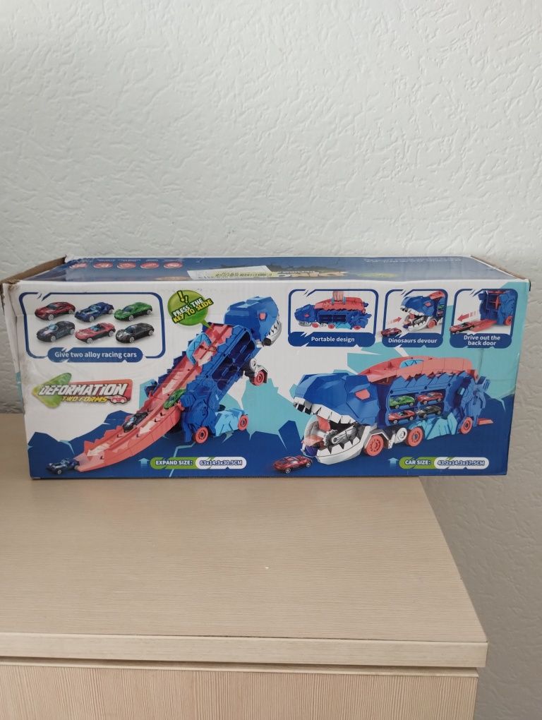 Samochodowy transporter dinozaur z auta