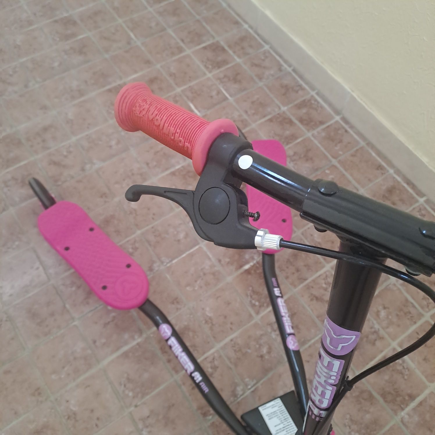 Trotinete com travão