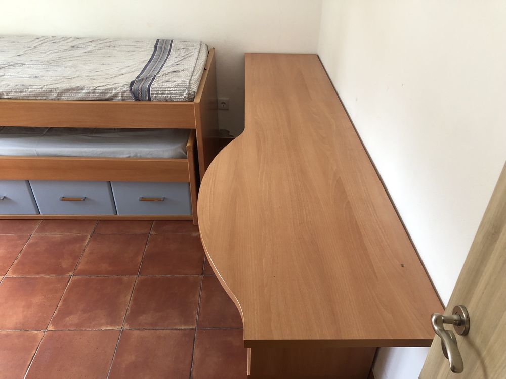 Cama e secretária