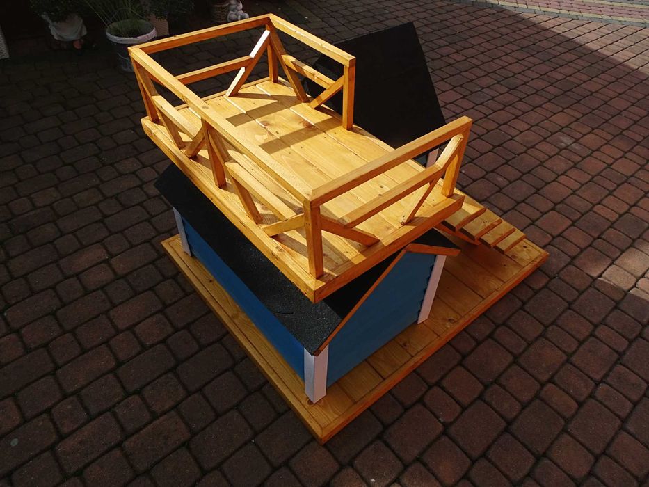 Buda dla psa z tarasem w stylu skandynawskim