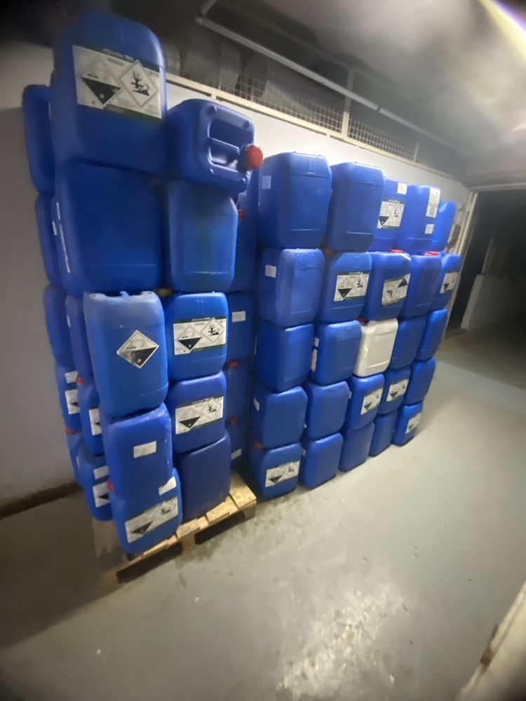 Cerca de 100bidoes de 25litros vazios cada 1euro