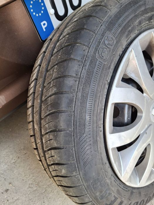 Vende-se pneus para Renault Clio