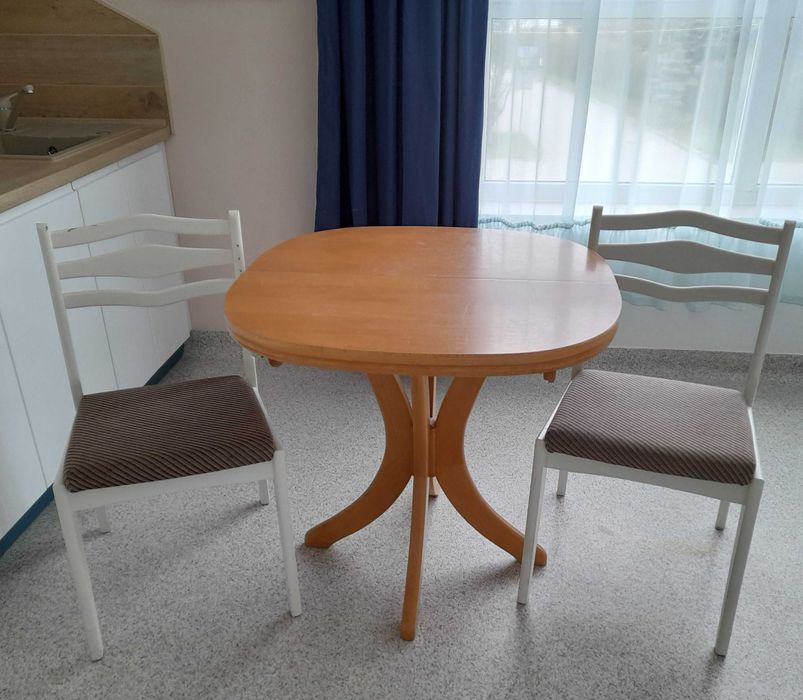 Drewniany stół 80-ka, praktyczny, rozkładany na 110 cm