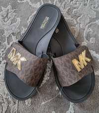 Brown monogram klapki Michael Kors