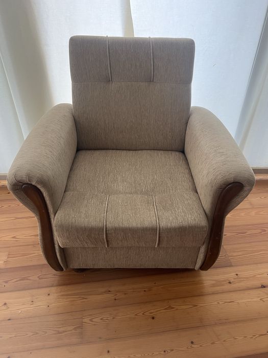 Vendo duas poltronas castanhas claras