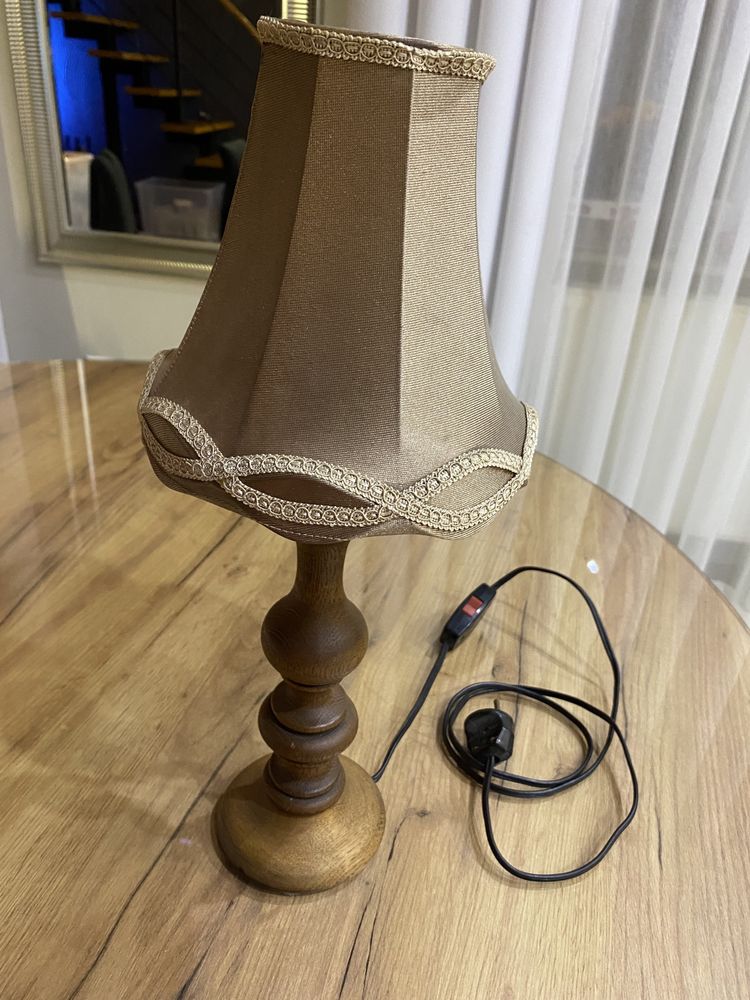 Lampa z drewna z abażurem kolor złoty/ beż z lat 70