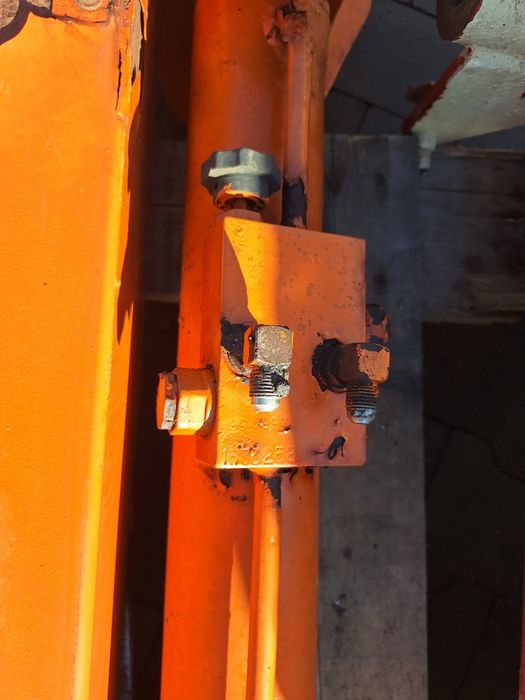 Ramię podnośnika przegubowego JLG 600 AJ z siłownikiem