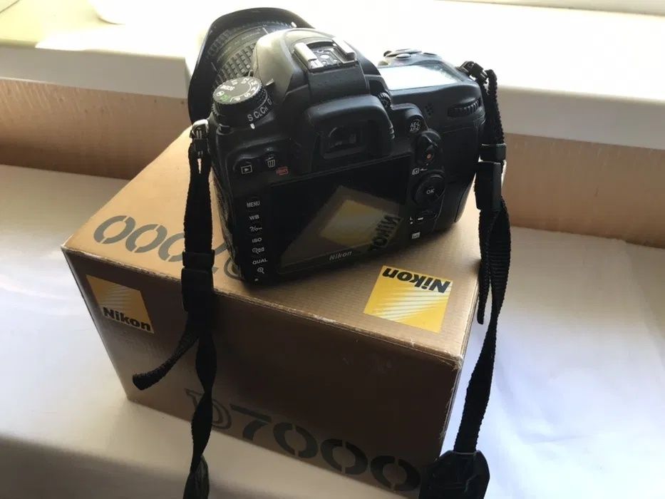 Зеркальный полупрофессиональный фотоаппарат камера Nikon D7000 боди