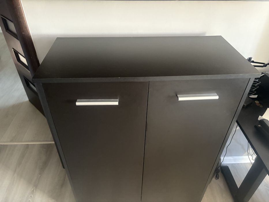 Szafa komoda  czarna na ubrania z polkami