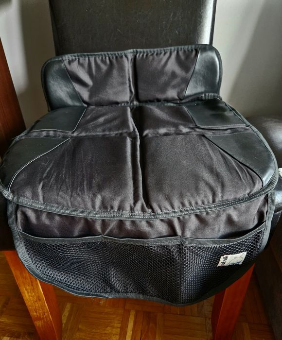 Mata ochronna na siedzenie samochodowe pod fotelik samochodowy