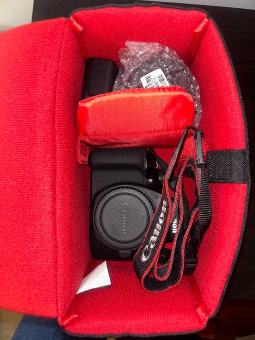 Kit Máquina Fotográfica CANON EOS 2000D