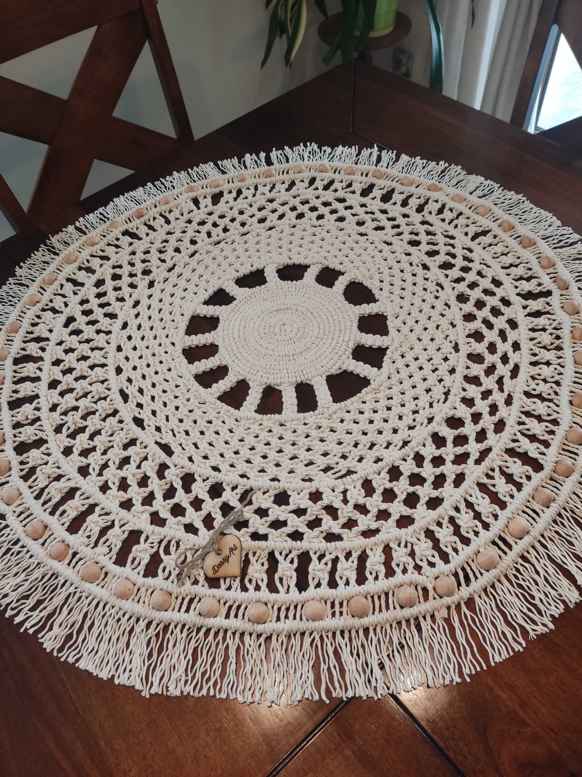 Duży okrągły makramowy bieżnik w stylu Boho