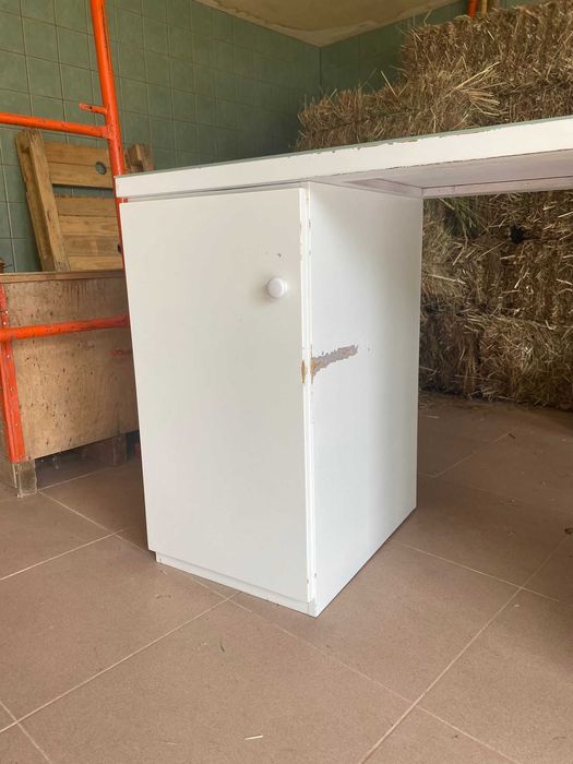 Secretária lacada em madeira, a precisar de restauro