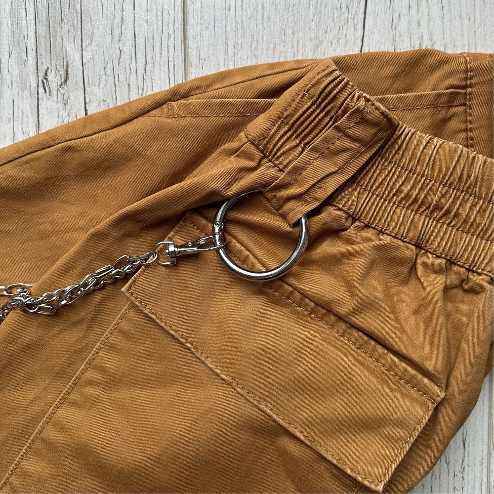 Karmelowe spodnie cargo z łańcuchem bojówki pull&bear XS