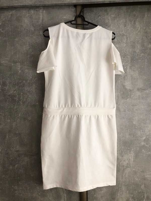 Biała sukienka z odkrytymi ramionami