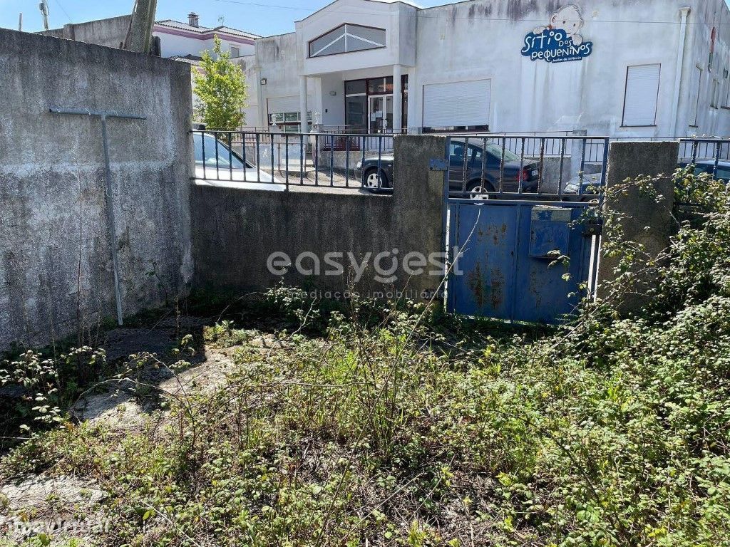 Moradia Isolada com boas áreas, T4 com Sótão em Amor, Leiria
