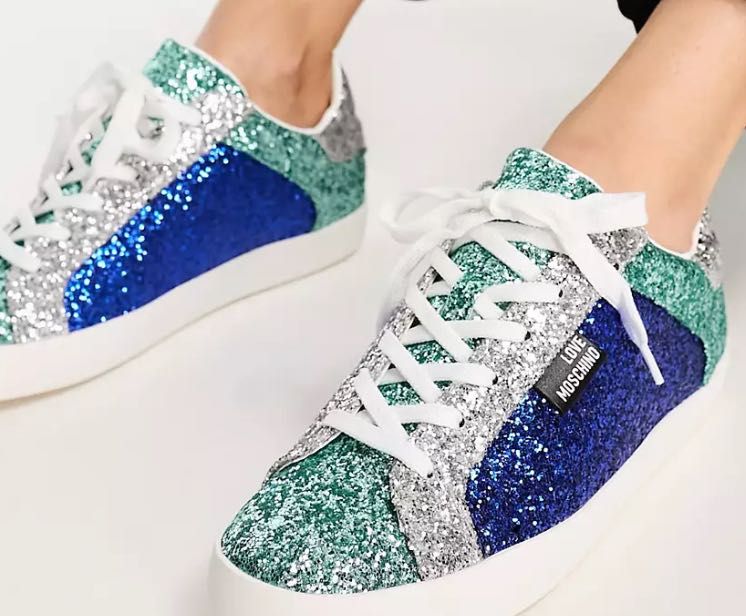 Love Moschino. Brokatowe buty sportowe z niebieskimi wstawkami.