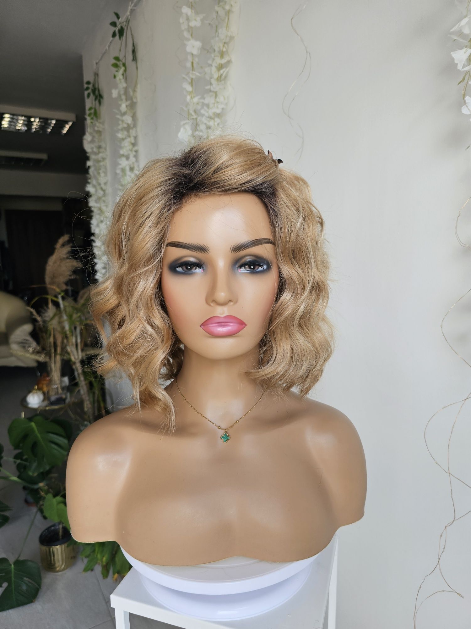 Peruka piaskowy blond Giselle naturalne fale loki