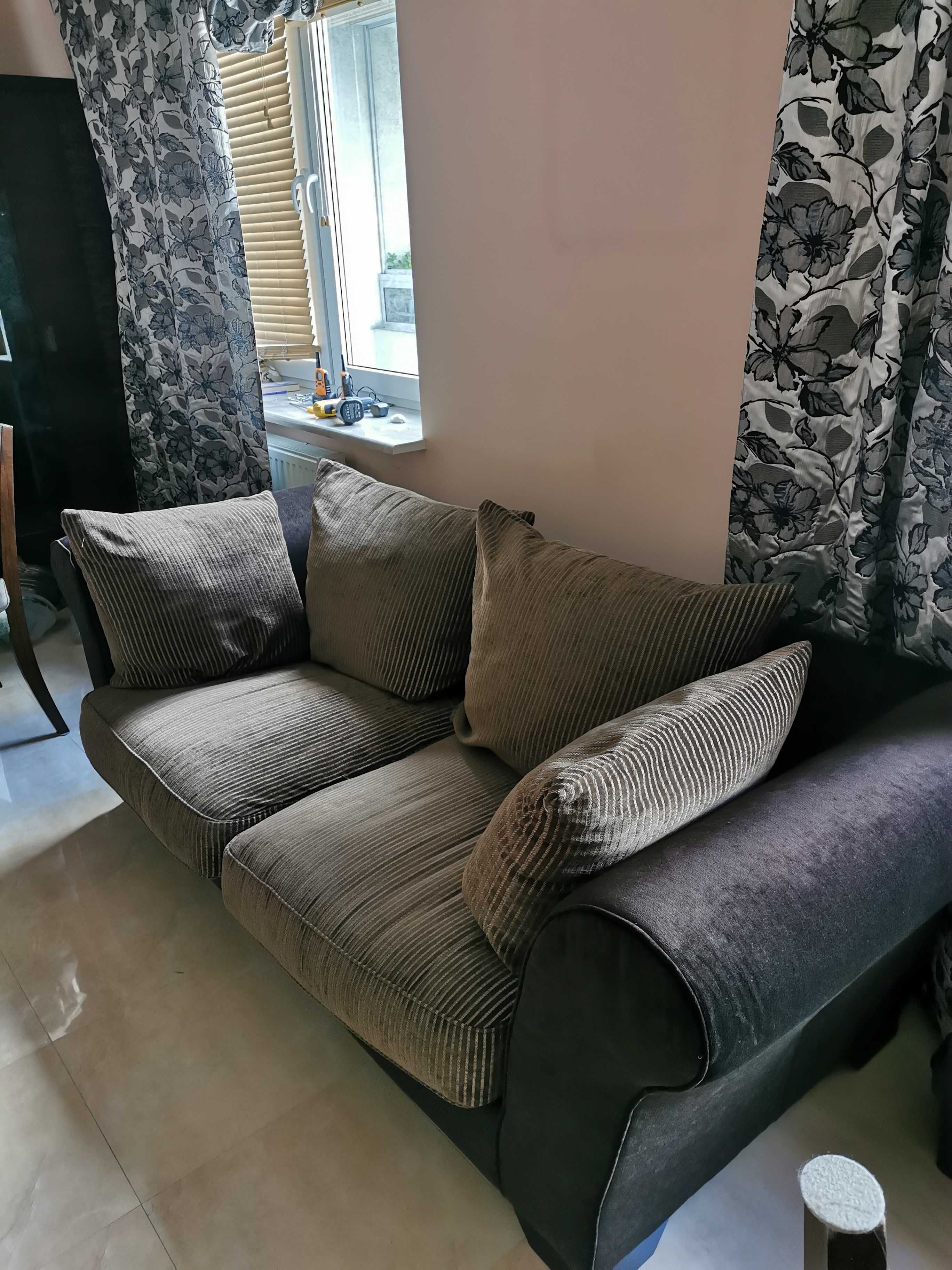 Zestaw mebli do salonu – sofa z poduchami i fotel