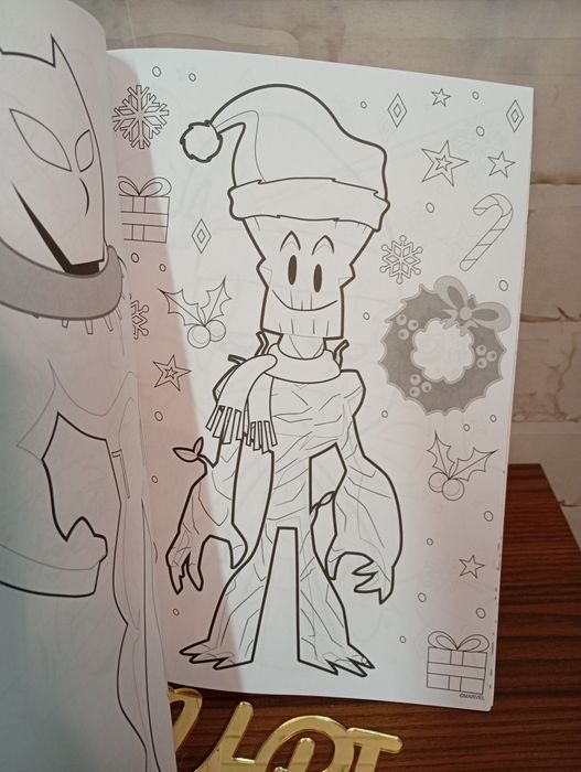 Kolorowanka i zestaw naklejek z motywami Marvela.