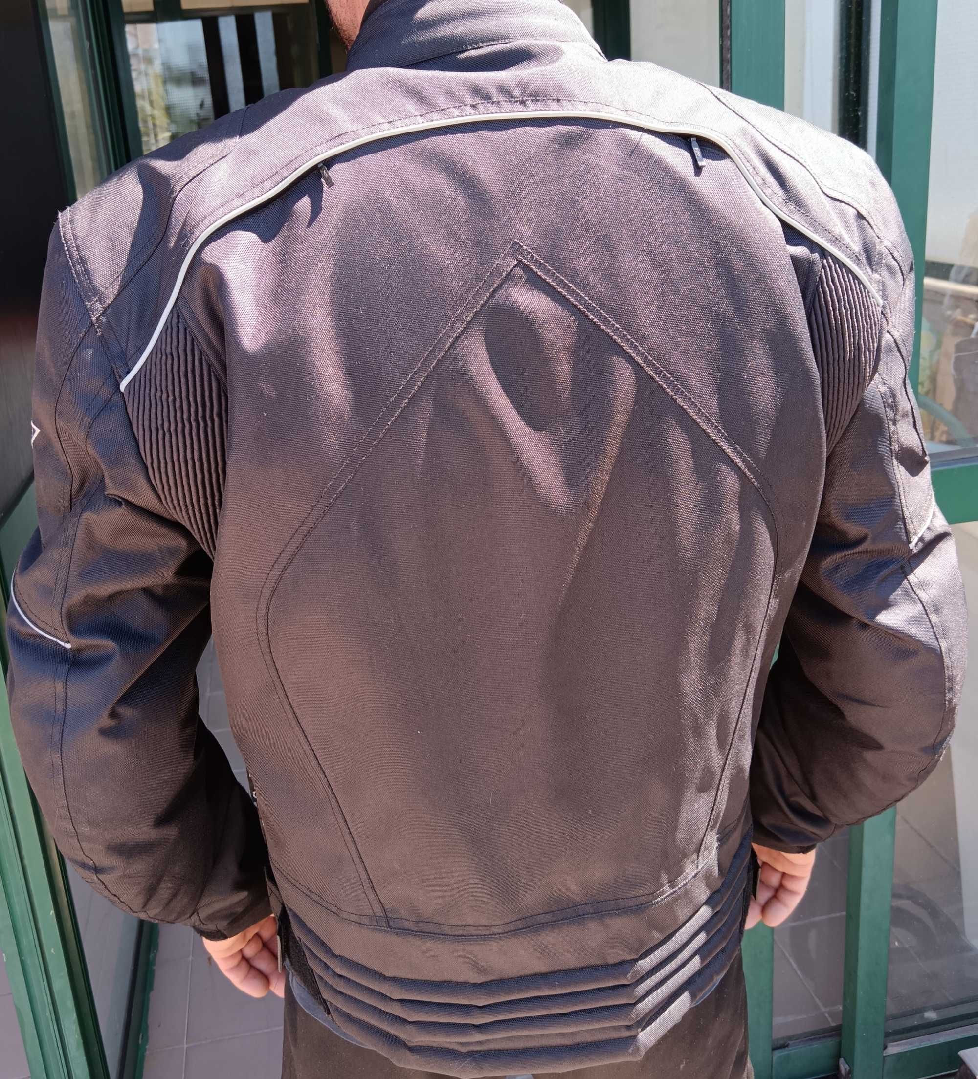 Casaco motard e capacete