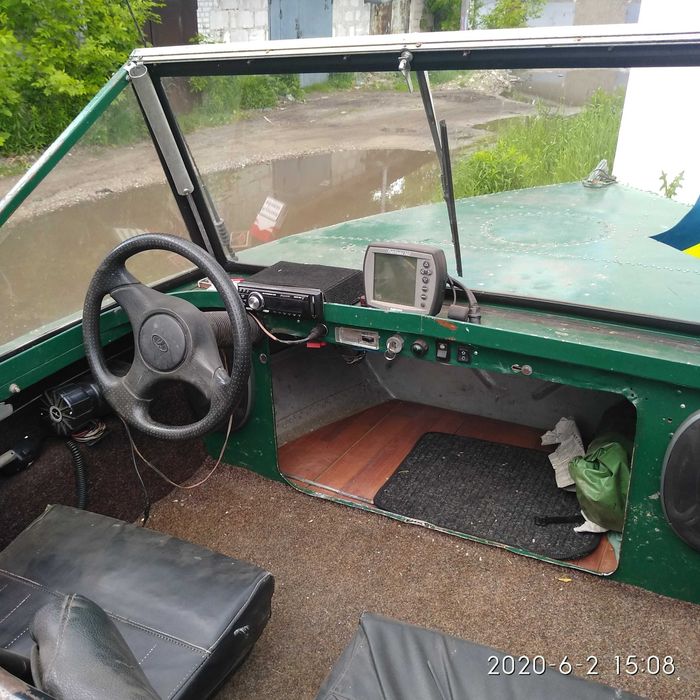 Моторный човен разом з лафетом