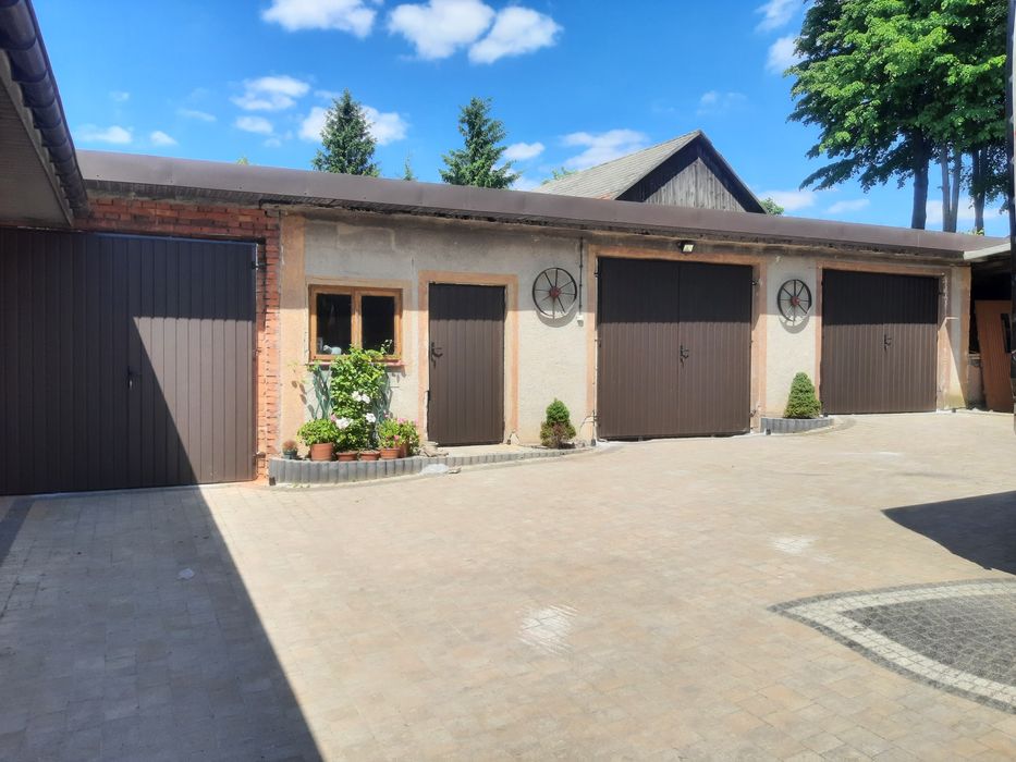 Brama garażowa dwuskrzydłowa ocieplana