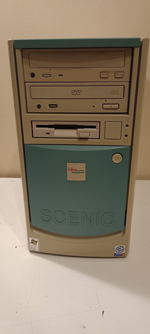 Komputer retro Fujitsu Siemens Pentium 4 Windows ME 256 MB RAM