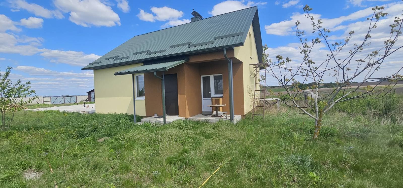Будинок поруч міста